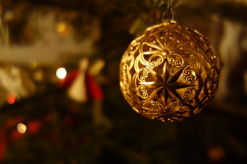 Inesem - Anuncio navideño y bola de navidad
